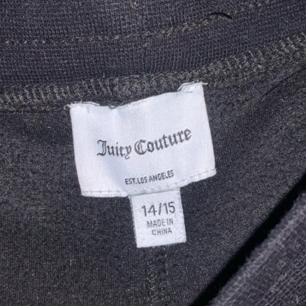 Jättefina Juicy Couture byxor! Använda 1-2 gånger, nyskick. Lite långa för mig som är 161cm, midjan går att knyta åt! Står på byxor 14-15 år och skulle säga att byxorna är en XS.. Jeans & Byxor.