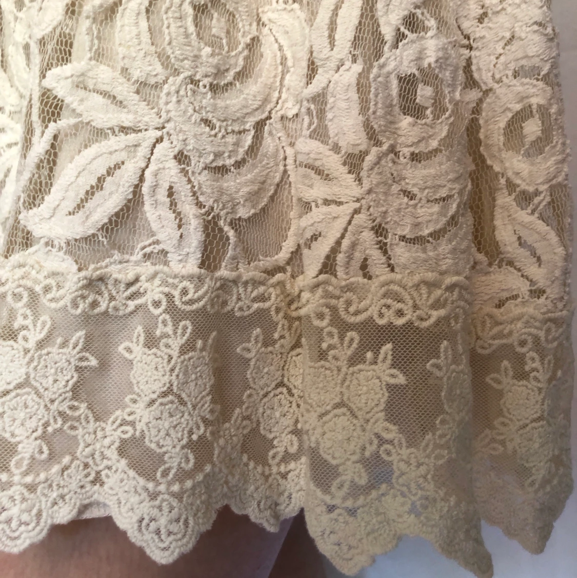 Benvit klänning med spetsdetaljer - 91