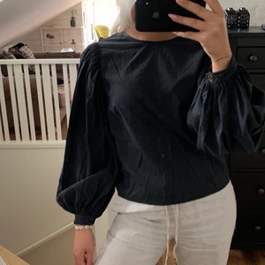 Blus - Säljer nu denna grå/svarta blus från NA-KD i storlek 36, aldrig använd! Skriv vid frågor eller fler bilder🤍