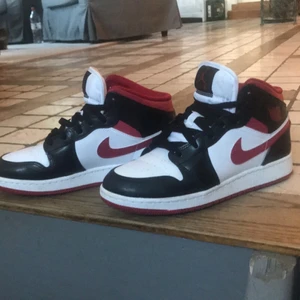 Jordans mid röda och svarta storlek 38,5 - Nytt skick, jag har använt dom tre gånger, kvitto och kartong finns!! Köpta för 2599kr 