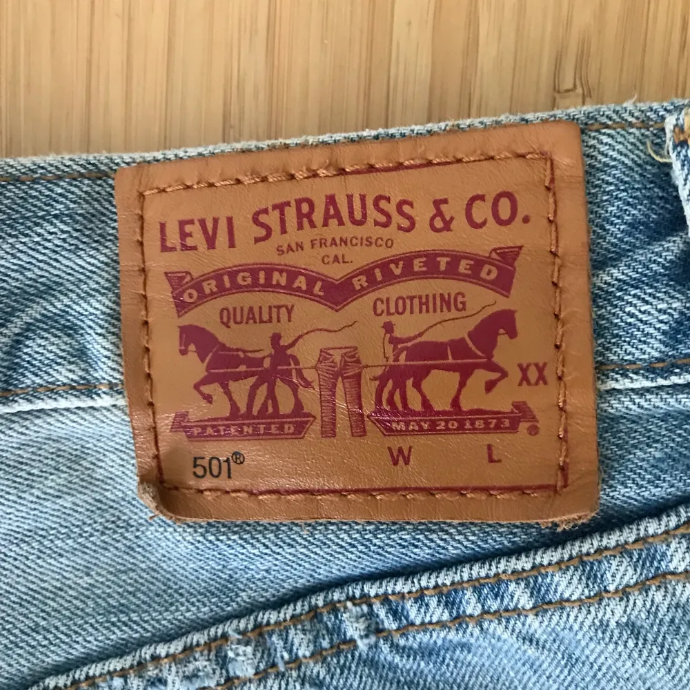 Ljusblå jeansshorts från Levis. W26. Använda ett fåtal gånger. Köparen står för frakten.. Shorts.