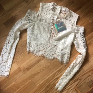 Spetströja - Finfin tröja i spets från missguided! Köpt för några år sen, men aldrig använt! Storlek 36, men skulle säga att det är en liten 36 (närmre 34)!! Sitter väldigt snyggt på! 