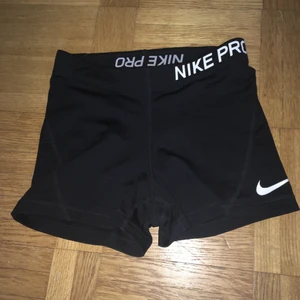 Nikeshorts - ‼️Budgivning‼️De absolut skönaste träningsshortsen från nike!!!! Säljer bara för att jag har ett par likadana. Så bra till sommaren😍 samfraktar eller möts upp på gröna linjen🥰