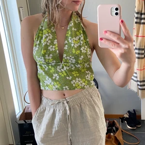 Halterneck topp - Har sytt den själv och den är absolut inte perfekt så tror någon annan får mer användning för den än mig. :) passar till någon med lite mindre bröst.