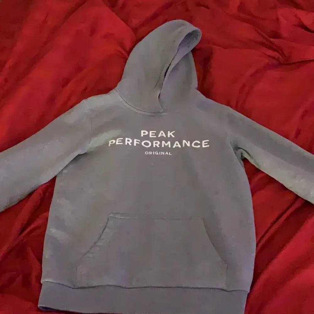 Säljer en grå hoodie ifrån peakperformance storlek 150 men skulle säga att den passar som en XS, den är knappt använd så den är i ett bra skick. Är det många intresserade så blir det budgivning.. Hoodies.