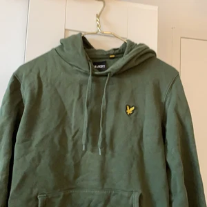 Lyle & scott hoodie - Fin äkta lyle & scott hoodie använd några fåtal gånger säljer för den ej kommer till användning två små hål i varje sida av fikan tyvärr men annars jätte bra skick