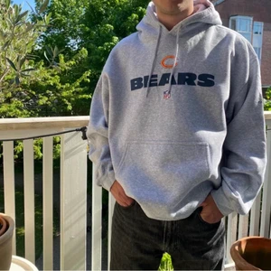 Reebok hoddie - Snygg grå hoddie från reebok som ser helt oanvänd ut! Extra stor i storleken passar perfekt om du vill ha en oversized fit eller bara en snygg grå hoddie🤌🏻 storlek: XXL, modellen är 1,82 och brukar ha storlek L!