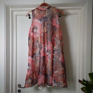 Retroklänning - Sjukt fin retroklänning, troligtvis 60tal. Tunnt silkigt material med underklänning. Knyts med rosett i nacken. Ingen storleksmärkning men bedöms som 38🏵️