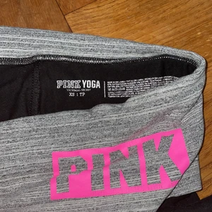 Yoga tights/pants - Svarta tights av Pink med vik kant vid midjan. Priset är diskuterbart💕