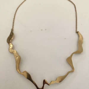 Halsband Edblad  - Halsband från Edblad, stelt i gulmetall . Levereras i originalask