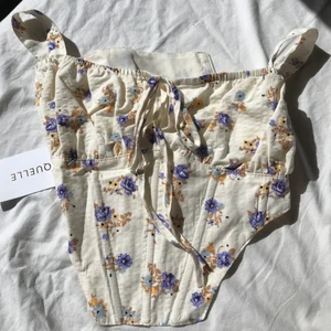 Blommig top - Säljer denna oanvända top från chiquelle då den inte passade mig. Kan frakta gratis eller mötas upp.