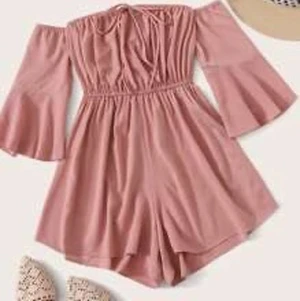 Shein jumpsuit - Helt oanvänd, endast testad jumpsuit från Shein. Frakt tillkommer. Om flera är intresserade aktiveras budgivning. 