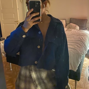 Najs overshirt  - Säljer denna lite kortare overshirt i marinblåfärg med träknappr. Jag är 162cm. Den är lite overzised i modellen. 