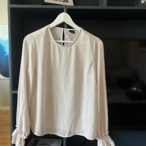 Beige blus  - Superfin och lätt blus att matcha i polyester. Använd fåtal gånger. 