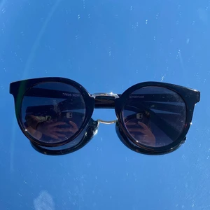 Solglasögon  - Säljer ett par jättefina solglasögon från GinaTricot, dem kommer inte till användning🤍