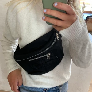 Väska från Cheap Monday - Trendig väska från Cheap Monday. Justerbart band. Knappt använd, som nyskick! 