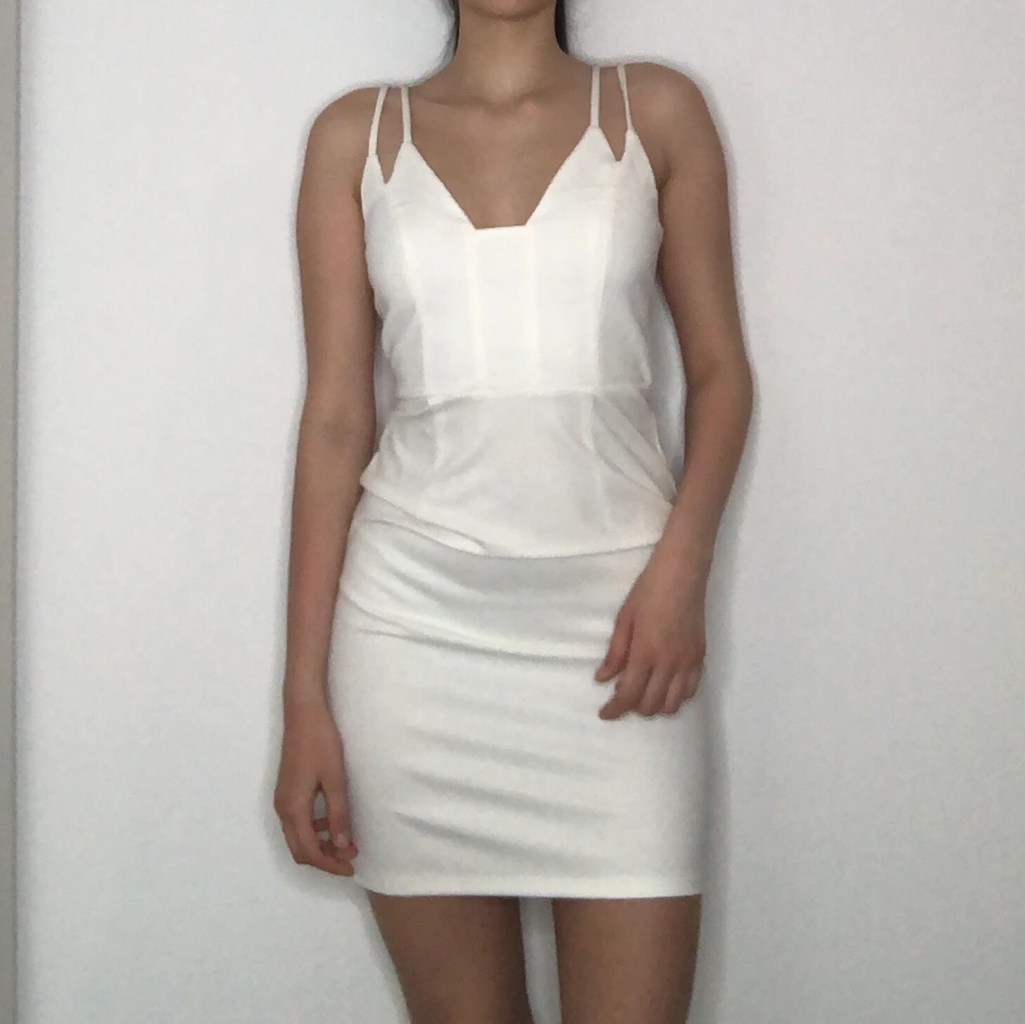 EN JÄTTEFIN VIT KLÄNNING