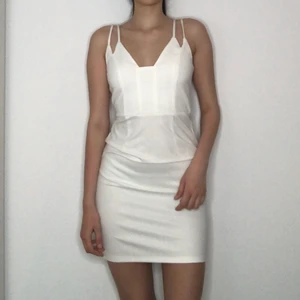 EN JÄTTEFIN VIT KLÄNNING - En jättefin vit klänning som passar perfekt till studenten och skolavslutningen😍😍😍. Storlek är XS men passar även för S. Inköp priset är 800kr. Klänningen är använd bara en gång. Kan även fraktas