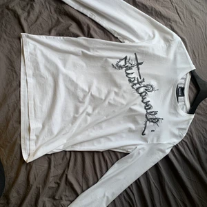 Just Cavalli - Just cavalli vit sweatshirt. Storlek: L, funkar till M. Originalpris: 1000kr. Pris: 600kr. Inga stora flaws, knappt använd