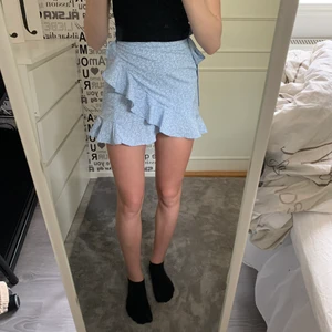 kjol - blå knytkjol från shein, endast testad!✨ super fin blå färg. säljer pga att den inte kommer till användning!