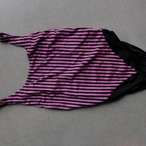 Baddräkt djup rygg - Djup i rygg och slits på sidor. Small men kräver lite större bröst, jag har små bröst och då är den lite fladdrig just där. Men skulle säga s/m i storlek