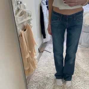 Lowwaist jeans - Super snygga lowwaist jeans ifrån Lee. Köpta här på plick nyligen men de va lite för stora för mig. As snygg tvätt och modell. Lånade bilder så kontakta privat för egna om du är intresserad. (Frakt tillkommer)