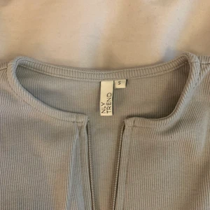 Grågrön tröja från Nelly - Grågrön tröja från Nelly, på bilden ser den grå ut men den är som sagt grågrön i verkligheten hahaha. Väldigt fin men använder inte den då den är för stor. 