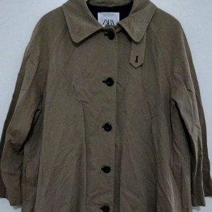Zara Trenchcoat strl M - Zara Trenchcoat i storlek M  -mycket större i verkligheten beroende på hur lös man vill att den ska sitta, allt från strl 42-50 Använd endast 2 gånger