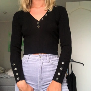 Långärmad tröja - En ribbad svart långärmad med knappdetaljer köpt second hand i Usa (ursprungligen från H&M). Stretchig, lång i armarna och bra kvalite! ☀️