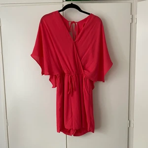 Jumpsuit - Jättefin och somrig jumpsuit, färgen kommer fram bäst på bild 2-3!! Den är korall typ 💕 storlek 34 men passar 36-38 med!