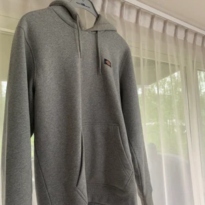 Dickies  - Säljer min gråa dickies hoddie i storlek S som jag aldrig använt eller tvättat pga av att den vart för stor på mig! Den är i fint skick med inga fläckar/håll. Köpte den för 700kr på carlings och säljer för 600kr eftersom jag aldrig använt den! Köparen står för frakten. 