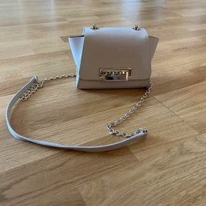 Nästintill oanvänd väska från Zac zac posen - En fin beige väska med gulddetaljer (köpt för över 3000kr)