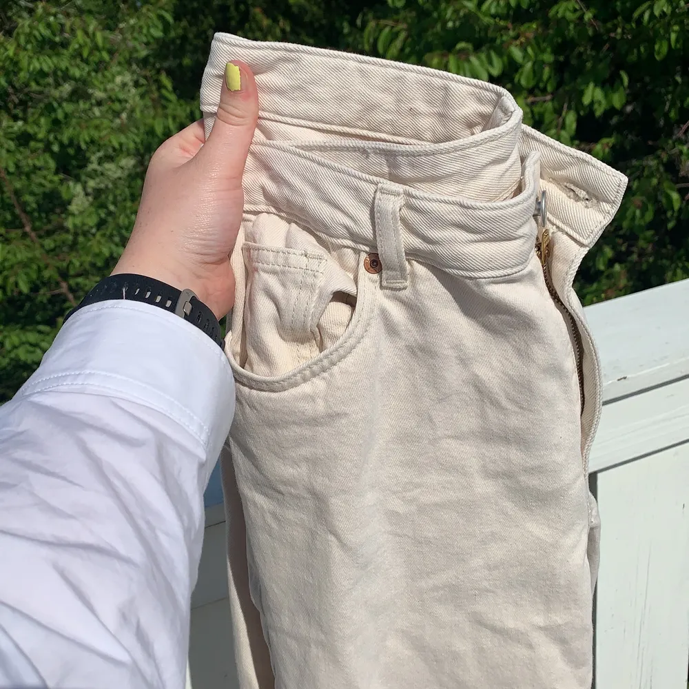 Ett par sommarfräsha jeans från monki som tyvärr är för små. Aldrig använda! Strl 28🥰. Jeans & Byxor.