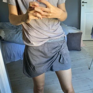 Sisley shorts - Coola shorts som jag köpte i Palma, de är en barnstorlek 160 cm men passar även vuxen S och Xs. Ser nästan ut som en kjol framifrån. Välj om man vill ha de lågmidjade eller högre 