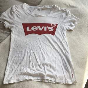 Jag säljer denna Levi’s t shirt som mest har används på resor. Den är i bra skick och ett skönt material för mjukis kläder. Själva de röda är mörkröd och den är i storlek XS men skulle mer säga i storlek S så för 12-15 år på ett ungefär. 