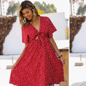 Sommarklänning midi - Supergullig röd sommarklänning med hjärtmönster. Inte för kort alls! Säljer pga för stor. Man knyter den själv där fram så storleken är lite justerbar. Aldrig använd 