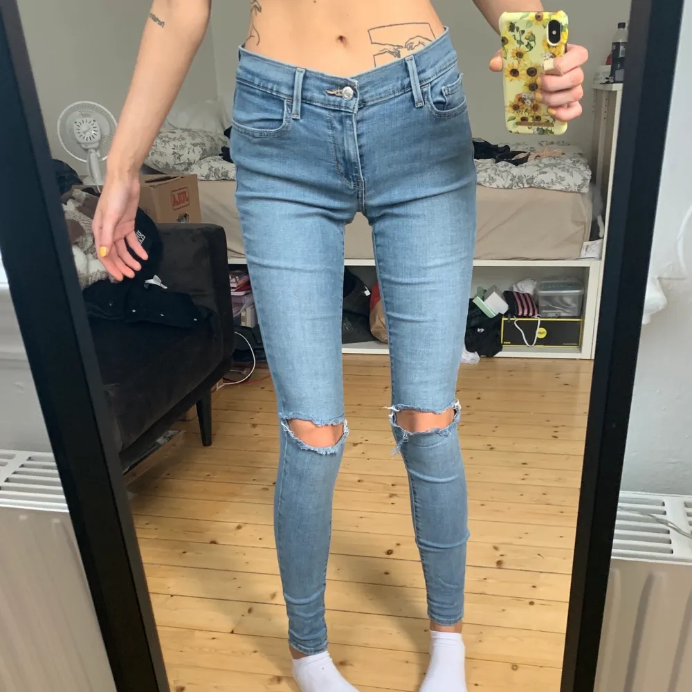 Tighta jeans från Levi’s med hål. Säljes pga en aning stora på mig och kommer ej till användning längre. Bra stretch och väldigt bekväma! . Jeans & Byxor.