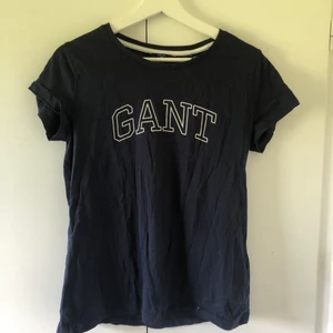 Gant tröja  - Mörkblå ganttröja som knappt är använd och inte använda på länge. Köpare står för frakt som kostar 22kr💕