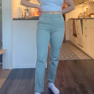 Kostymbyxor  - Ljusgröna kostymbyxor från GinaTricot. Använda endast en gång. Säljes på grund av att de ej kommer till användning. Stl 34. 🌸