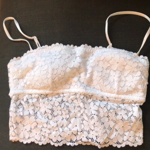 Spets topp - En jätte fin somrig spets braket/topp/linne, använd ett fåtal gånger. Fraktar och möts upp