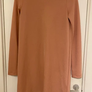 klänning - Mer rosa i verkligheten. Kort klänning, sitter löst. 