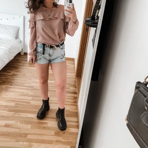 Cut out volant blouse  - Sweet cut off blouse for the summer! Shorts can be bought as well:)