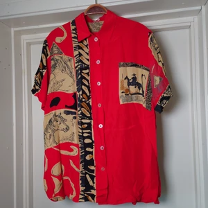 Kortärmad skjorta - Kortärmad vintageskjorta infin röd färg med mönster. Ingen storleksmärkning men är som en L (funkar bra som oversize)🌻