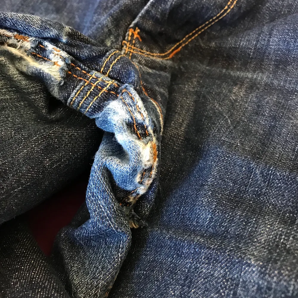 Helt underbara jeans i sjukt bra kvalitet från Kuyichi. Rak snygg modell i mörkare blå Denim!  Storlek 36 i tum. Midjemått 37-38 cm. 100% organic cotton. Liten slitning mellan benen som såklart inte syns då de sitter på. Snygga detaljer på! Kan mötas i Stockholm eller skicka mot fraktkostnad! ✨🌸✨. Jeans & Byxor.
