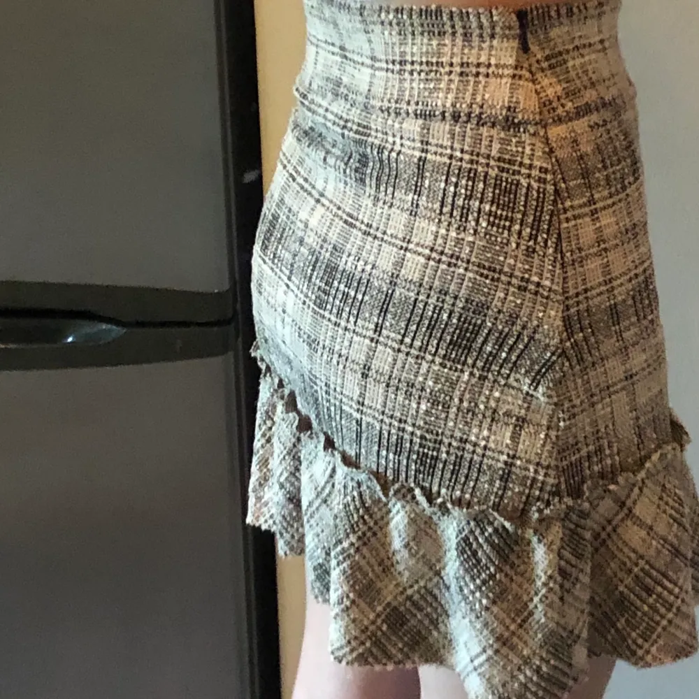Rutig kjol med väldigt fin passform. Använd en eller två gånger. Är storlek S men passar mig som brukar ha M 🌸✨✨. Kjolar.