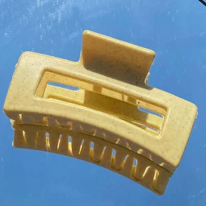 Gul hårklämma💛 - Gul och somrig hårklämma💛Ny och ej använd💛49kr + frakt, pris kan diskuteras💛