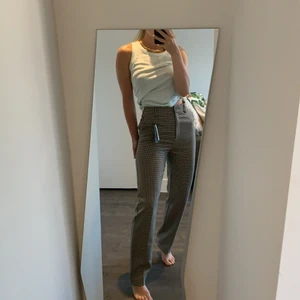 Kostymbyxa i snygg hög passform - En mönstrad kostymbyxa med en hög midja samt raka ben. Stretch i materialet. Oanvända från Brittiska märket Mark&Spencer . 100kr Storlek 36