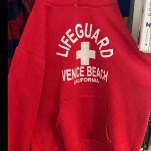 röd hoddie  - röd hoddie med text, jätte skön