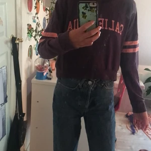 Mörklila hoodie - Detta är en tröja utan luva men i ett mjukismaterial. Den är mörklila och har en text där det står California. Den passar 10-13 år gamla typ. 