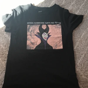 Disney t-shirt  - Säljer denna då den ej kommer till användning lägre.